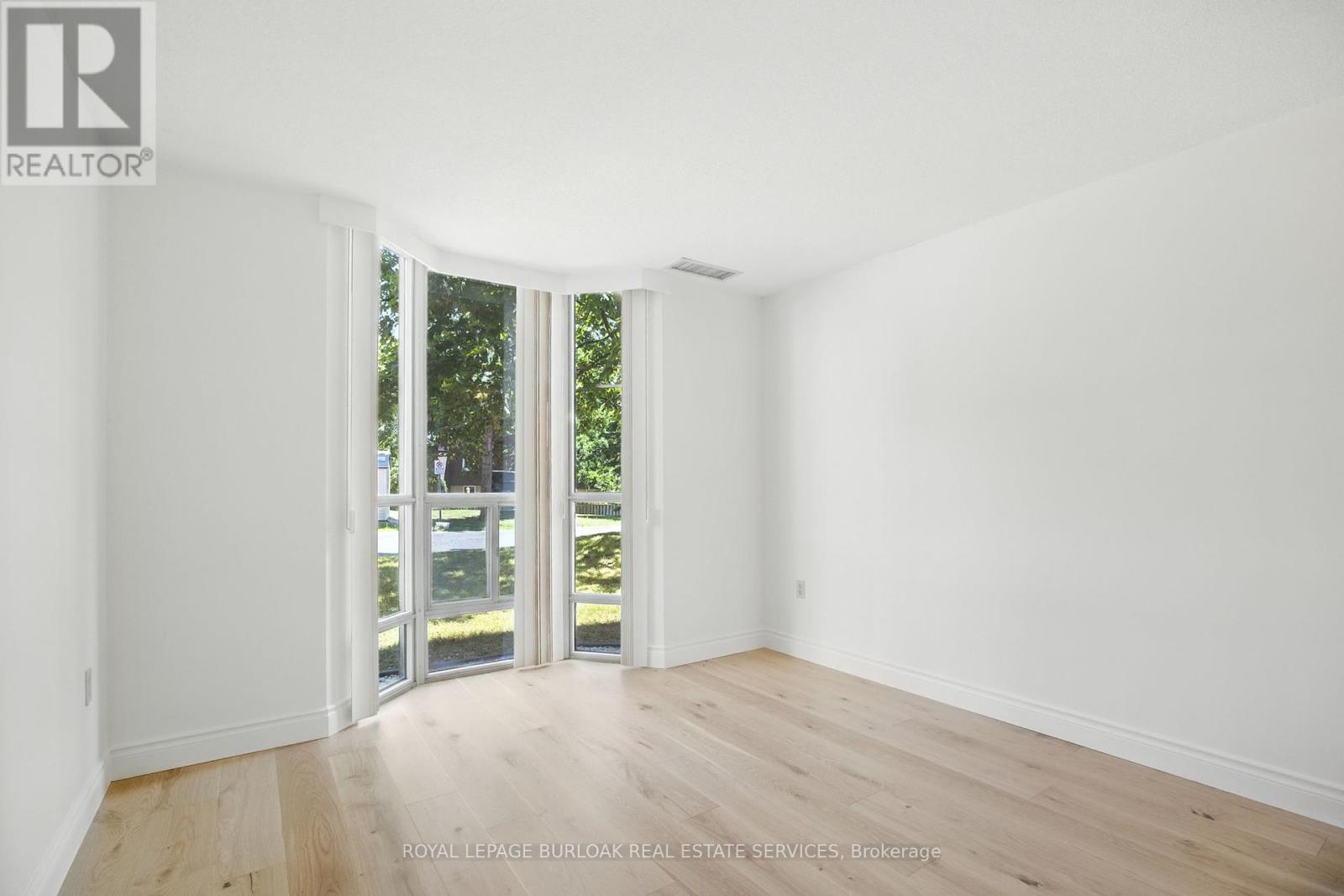 Photo 23 of 101 5070 Pinedale Avenue, Burlington ON