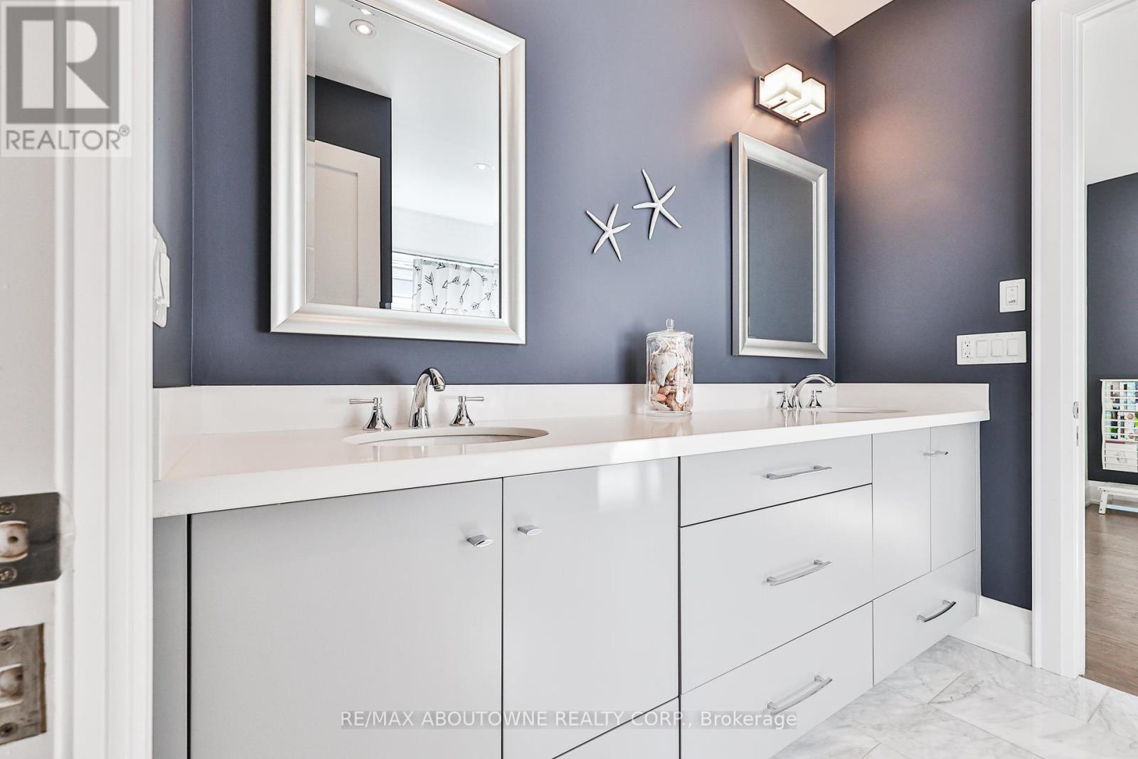 Photo 9 of 283 Jennings Crescent, Oakville ON