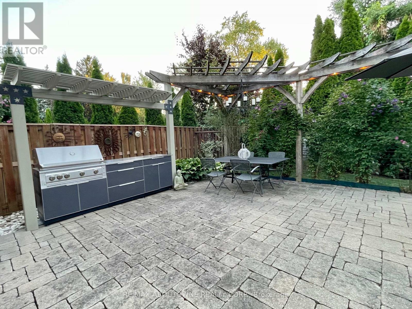Photo 4 of 283 Jennings Crescent, Oakville ON
