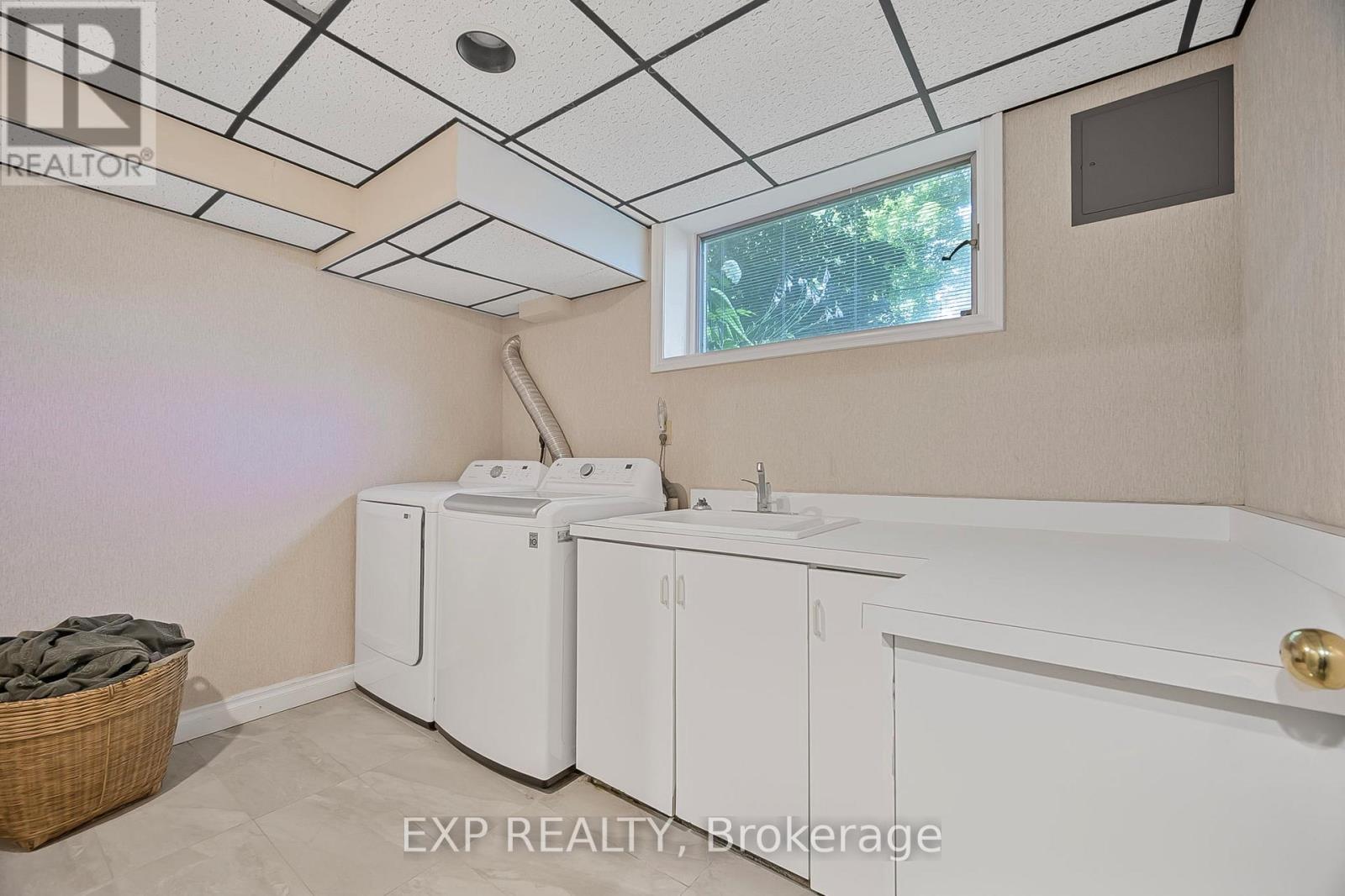 Photo 17 of 15 Hawthorne Road, Cambridge ON