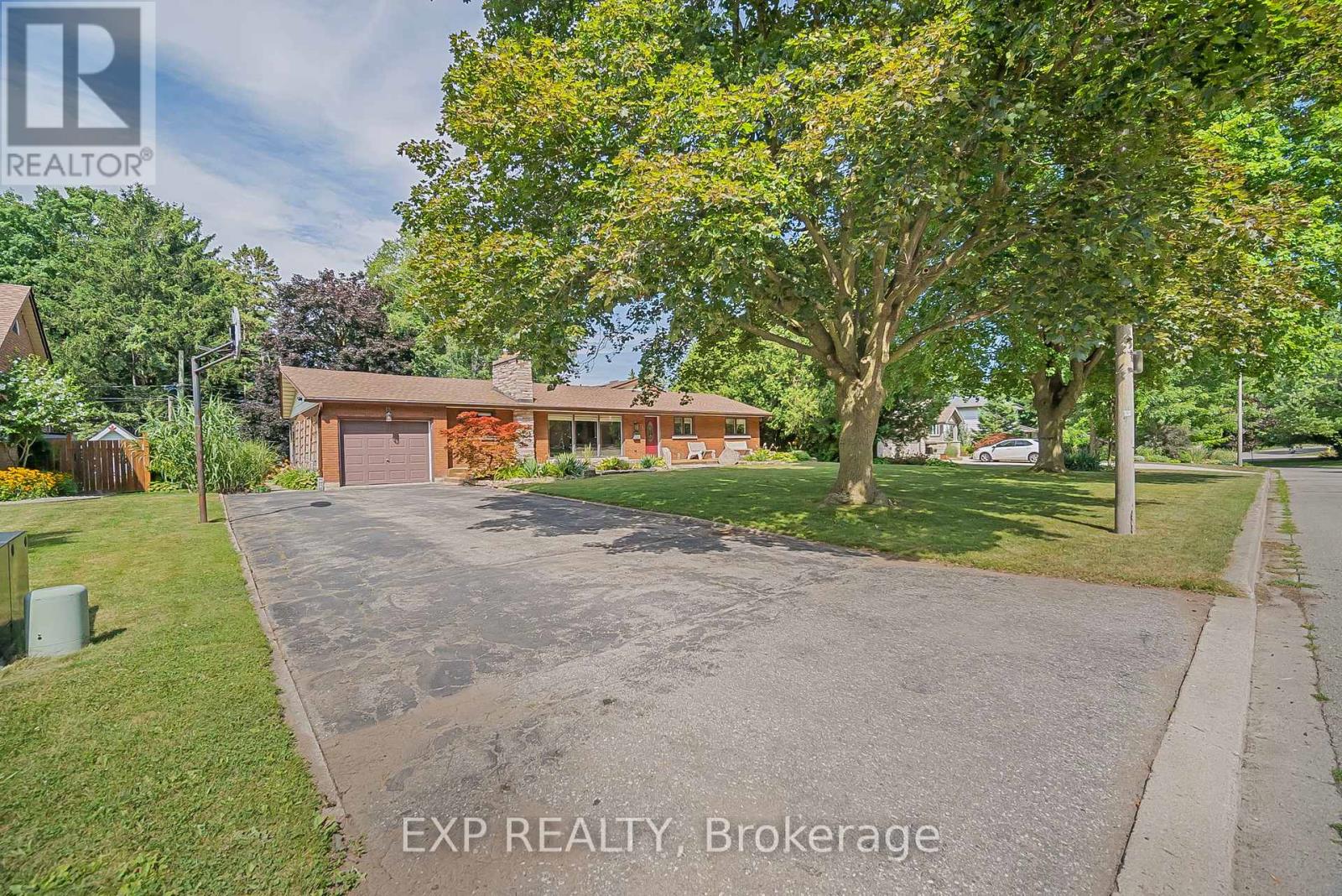 Photo 2 of 15 Hawthorne Road, Cambridge ON