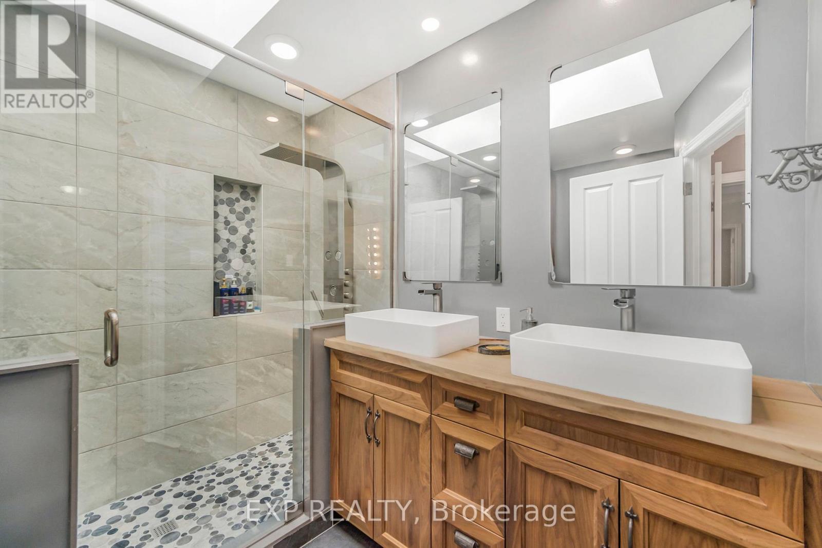 Photo 24 of 15 Hawthorne Road, Cambridge ON