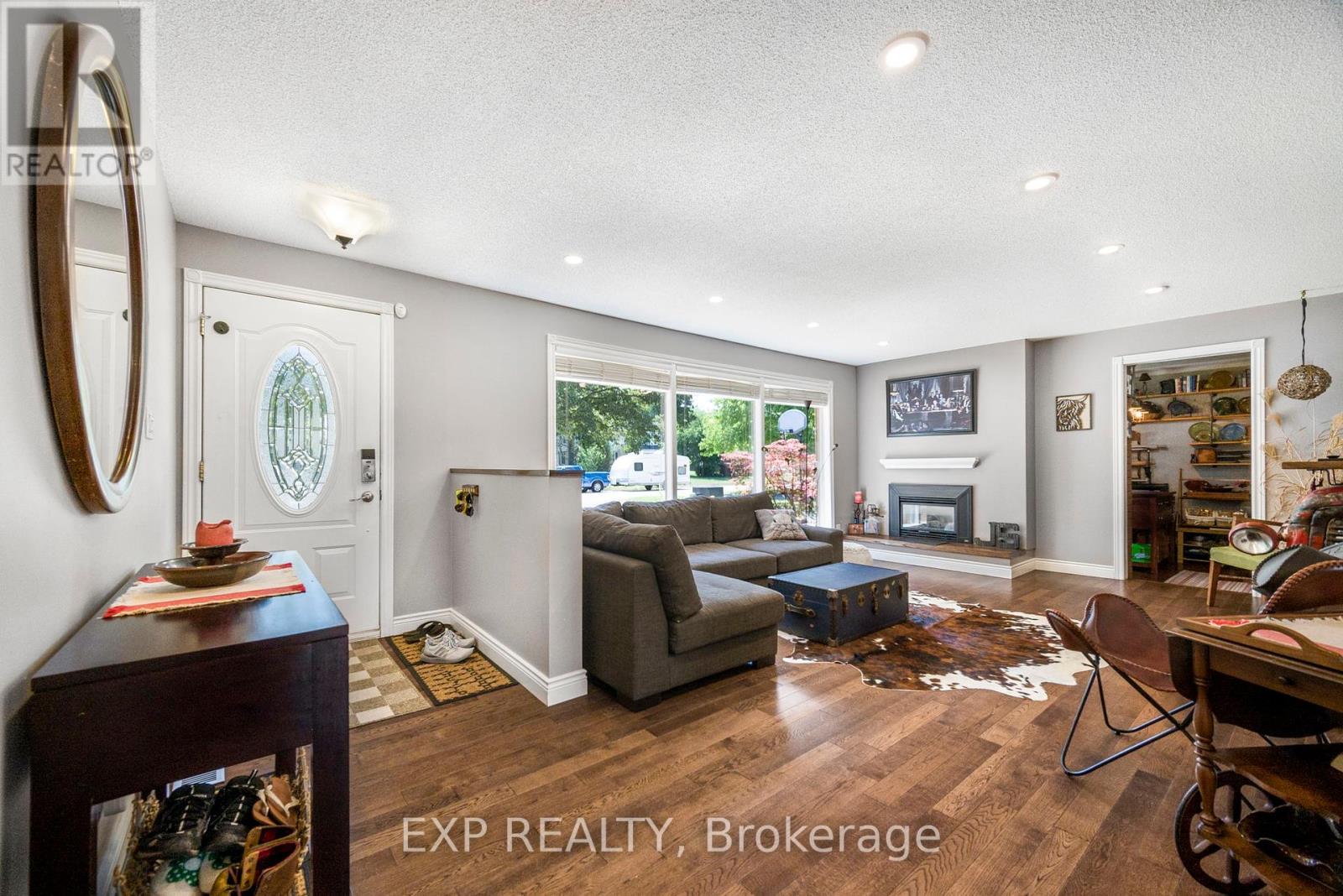 Photo 4 of 15 Hawthorne Road, Cambridge ON