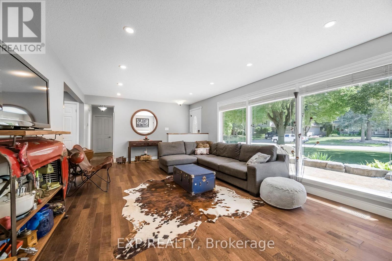Photo 5 of 15 Hawthorne Road, Cambridge ON