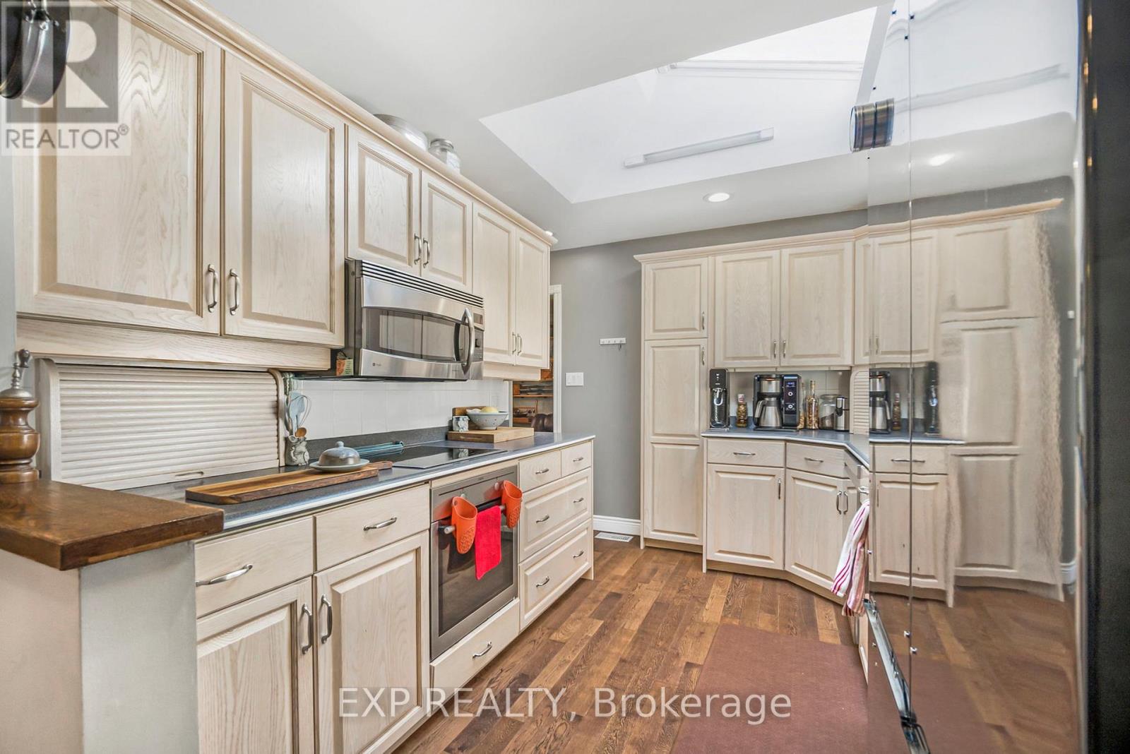 Photo 9 of 15 Hawthorne Road, Cambridge ON