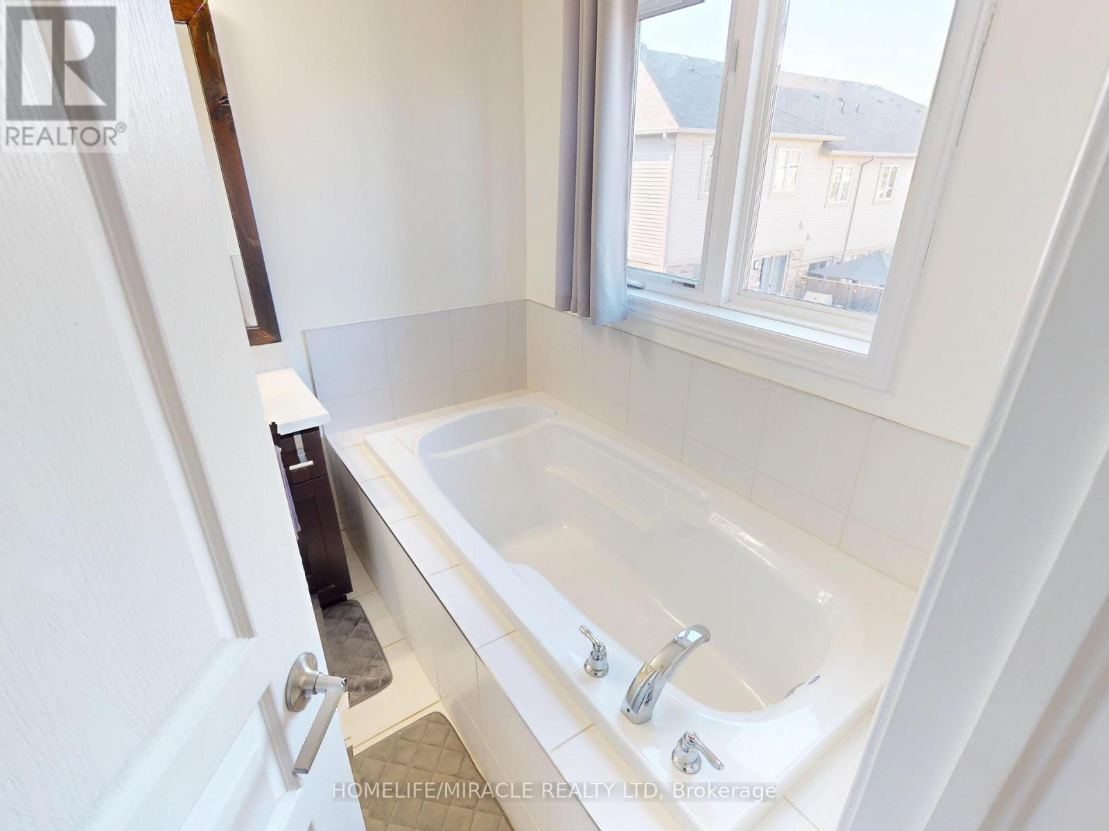 Photo 30 of 43 515 Winston Road, Grimsby ON