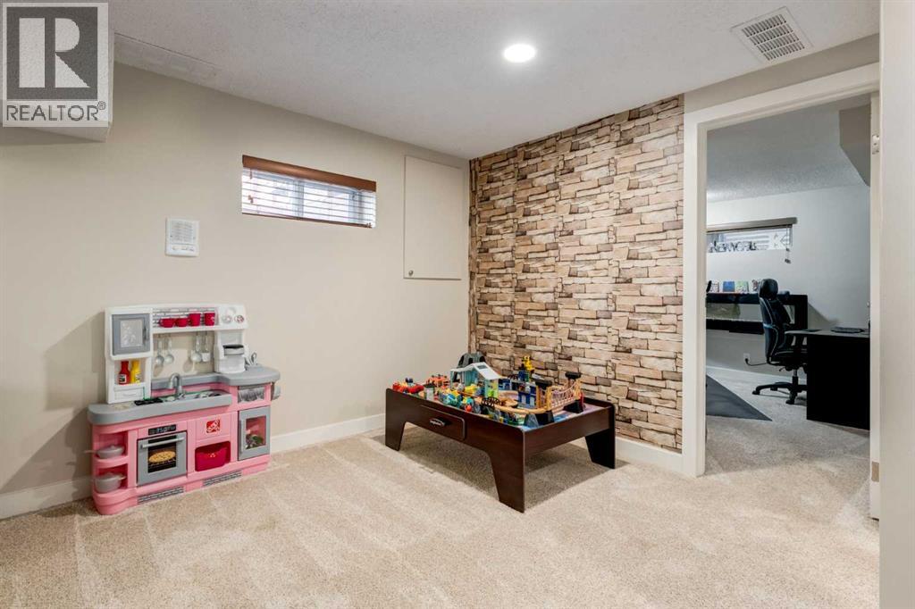 Single Family House for Sale in  Silvergrove Drive NW Silver Springs Calgary 