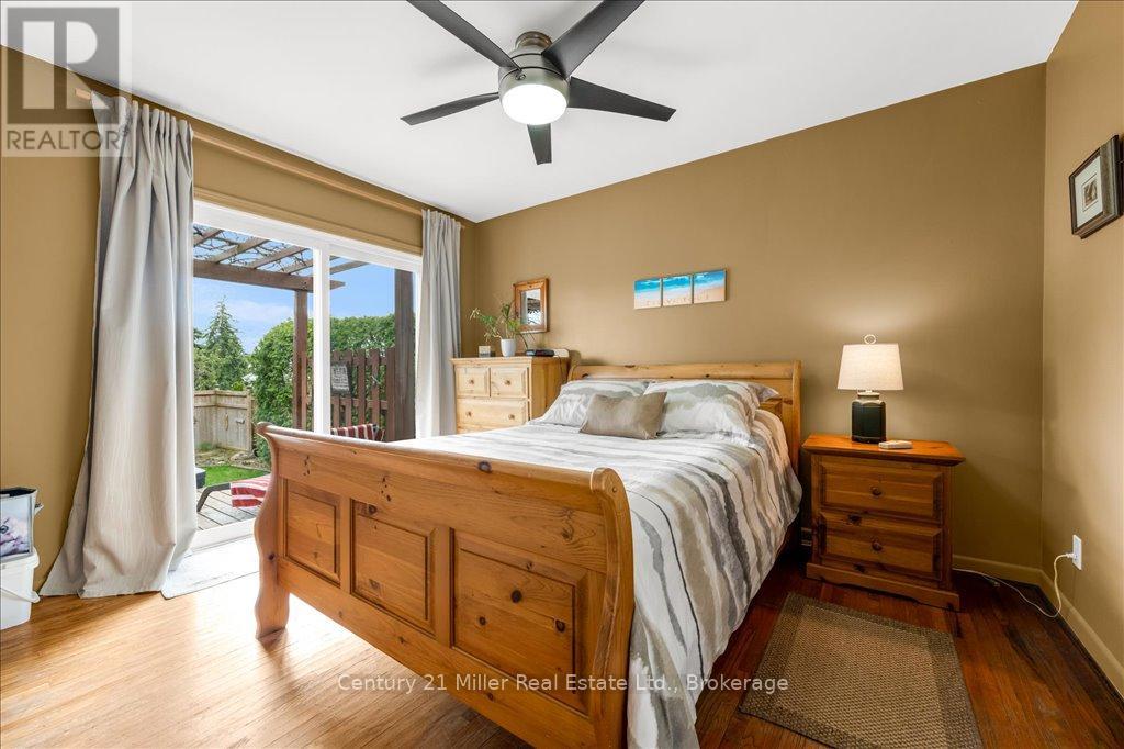 Photo 3 of 1504 Bridge Road, Oakville ON