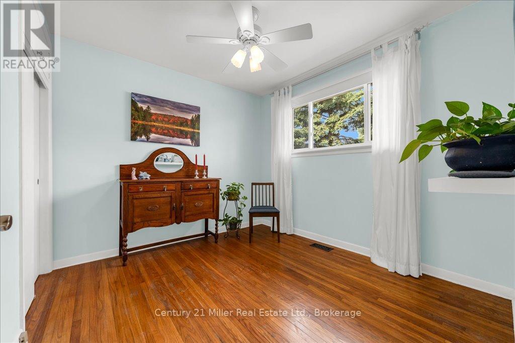Photo 2 of 1504 Bridge Road, Oakville ON