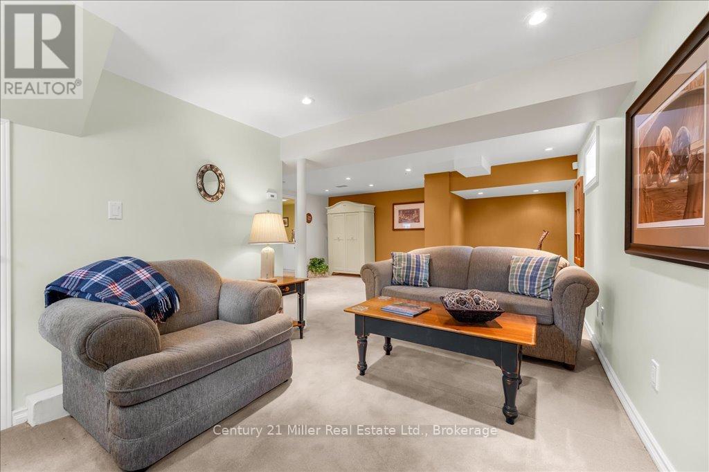 Photo 4 of 1504 Bridge Road, Oakville ON