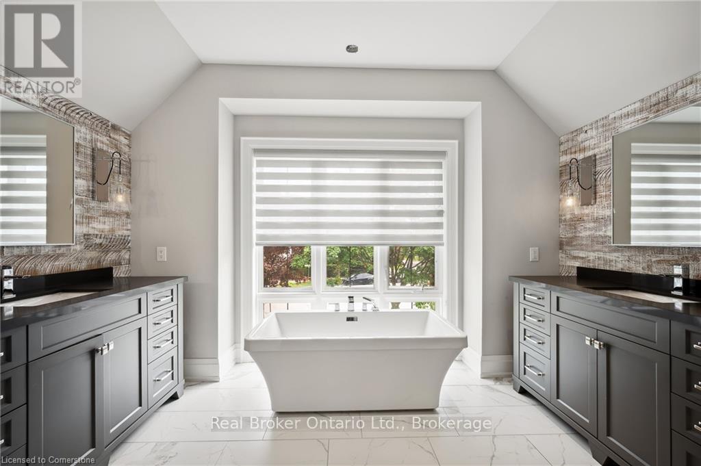 Photo 39 of 1247 Wood Place, Oakville ON