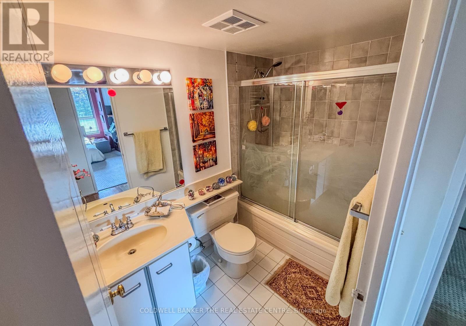 Photo 4 of 307 100 Observatory Lane, Richmond Hill ON
