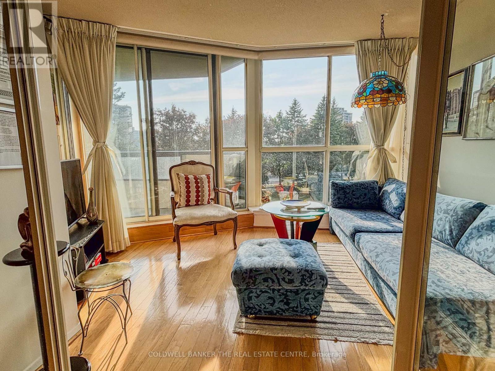 Photo 6 of 307 100 Observatory Lane, Richmond Hill ON