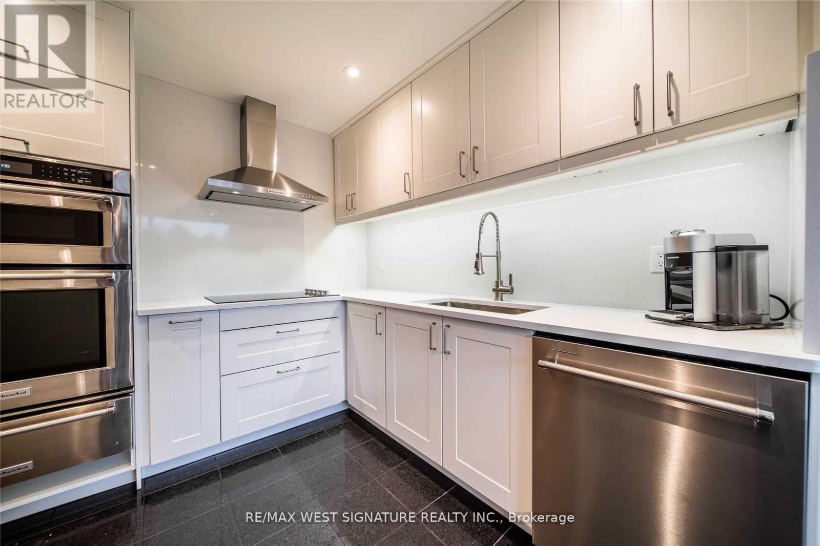 Photo 4 of 111 20 Harding Boulevard, Richmond Hill ON