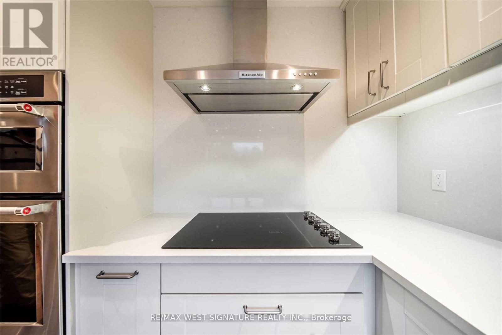 Photo 16 of 111 20 Harding Boulevard, Richmond Hill ON