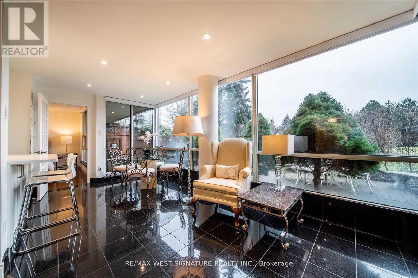 Photo 32 of 111 20 Harding Boulevard, Richmond Hill ON