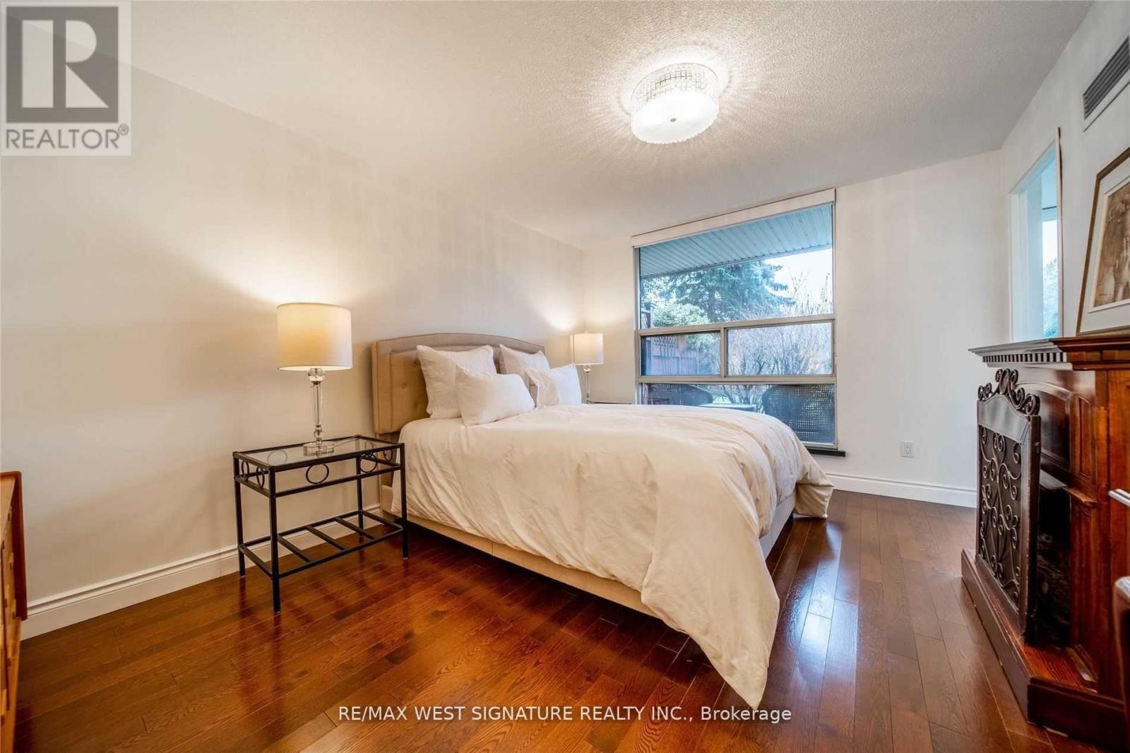 Photo 12 of 111 20 Harding Boulevard, Richmond Hill ON