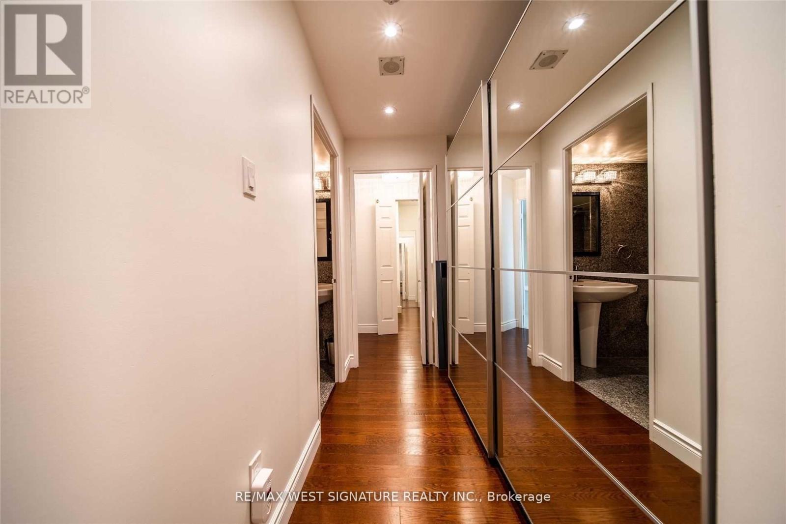 Photo 18 of 111 20 Harding Boulevard, Richmond Hill ON