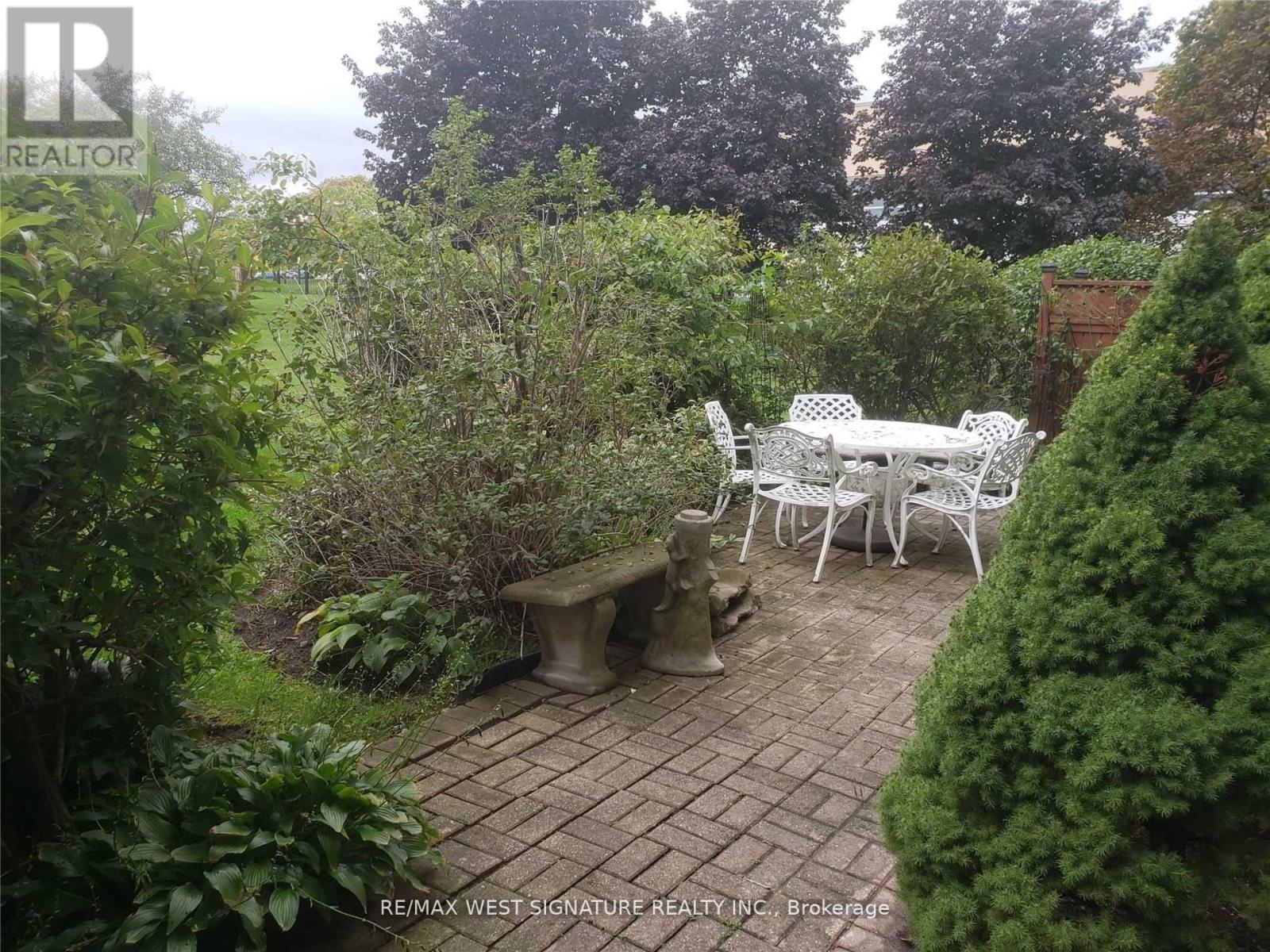 Photo 25 of 111 20 Harding Boulevard, Richmond Hill ON