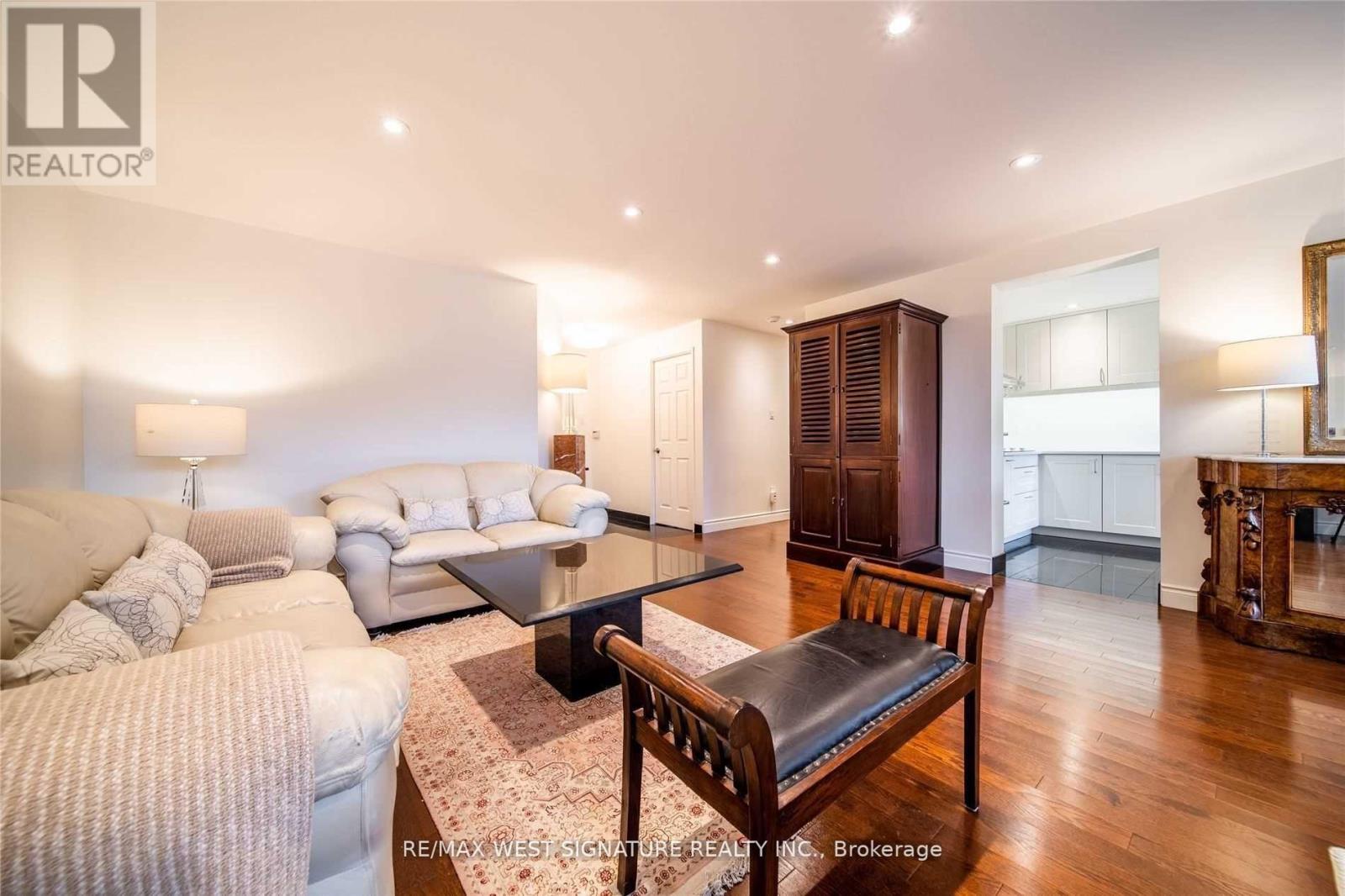 Photo 20 of 111 20 Harding Boulevard, Richmond Hill ON