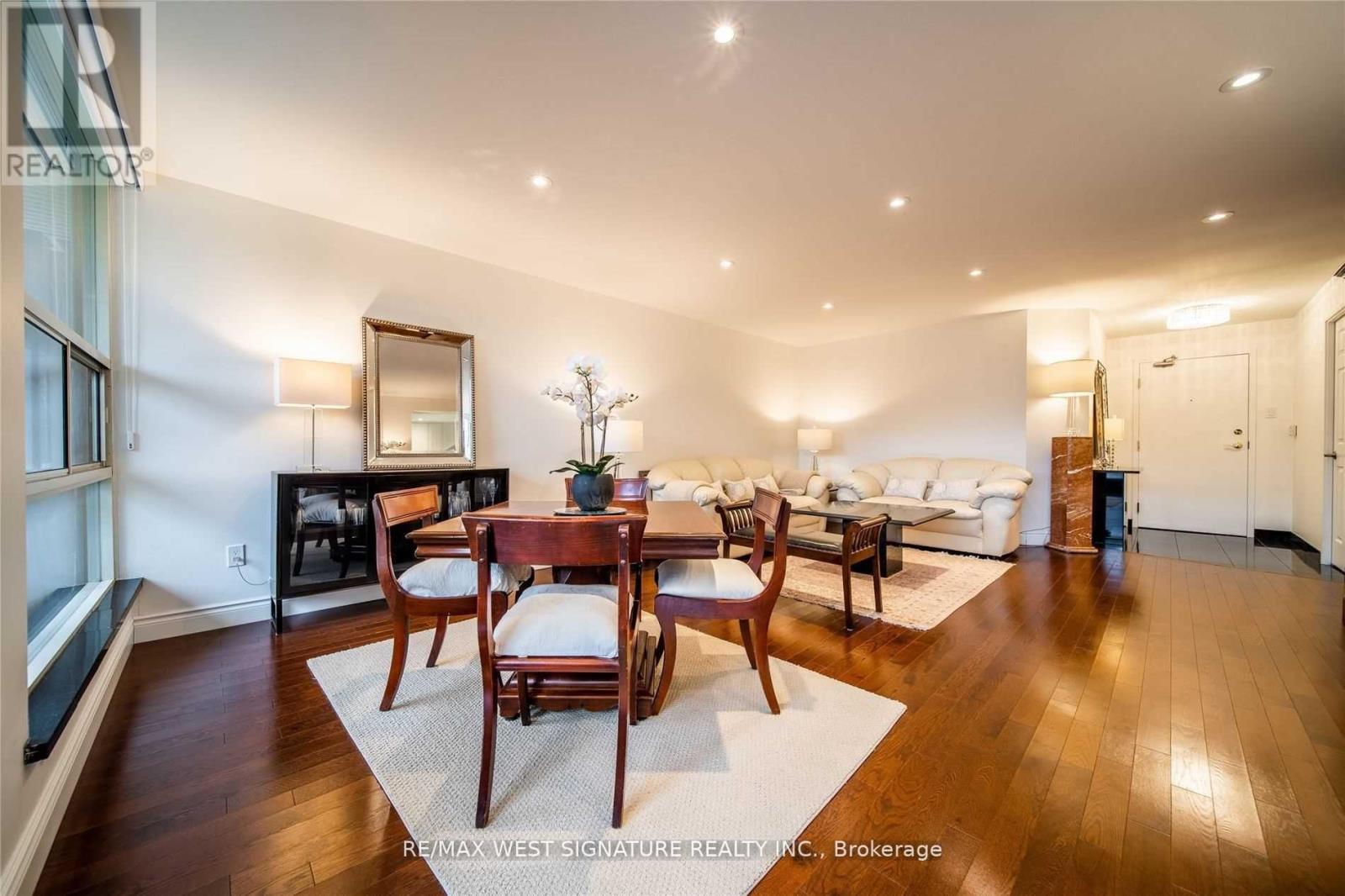 Photo 3 of 111 20 Harding Boulevard, Richmond Hill ON