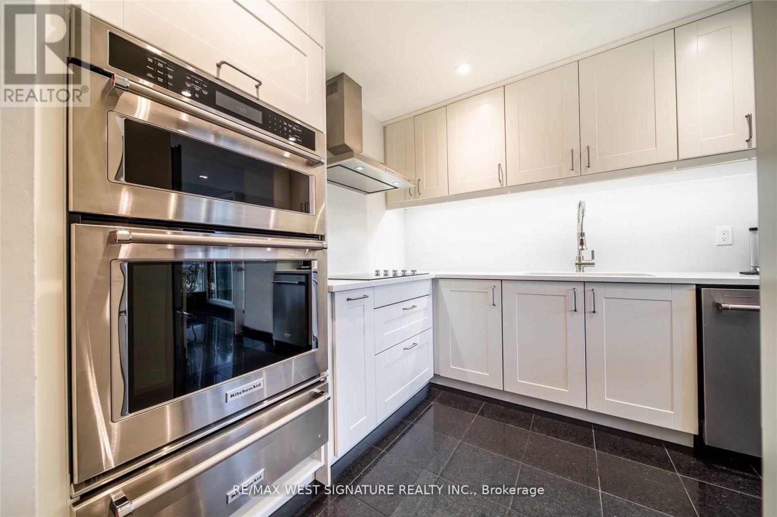 Photo 2 of 111 20 Harding Boulevard, Richmond Hill ON