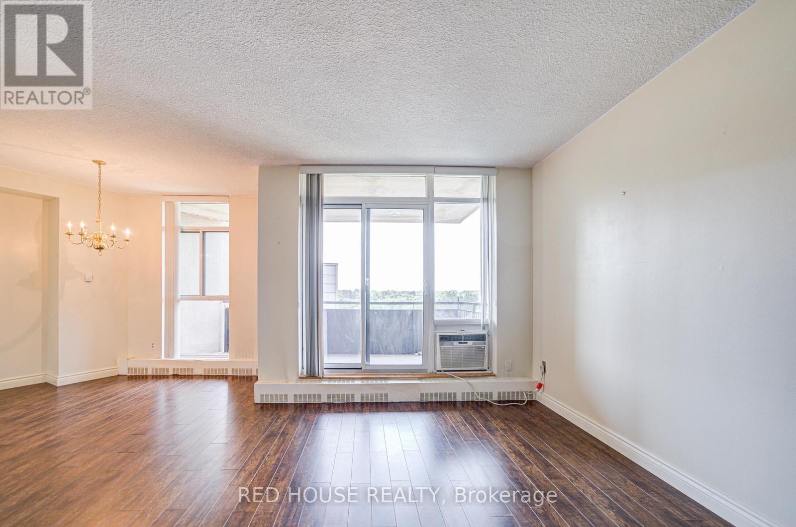 Photo 4 of 809 5250 Lakeshore Road, Burlington ON