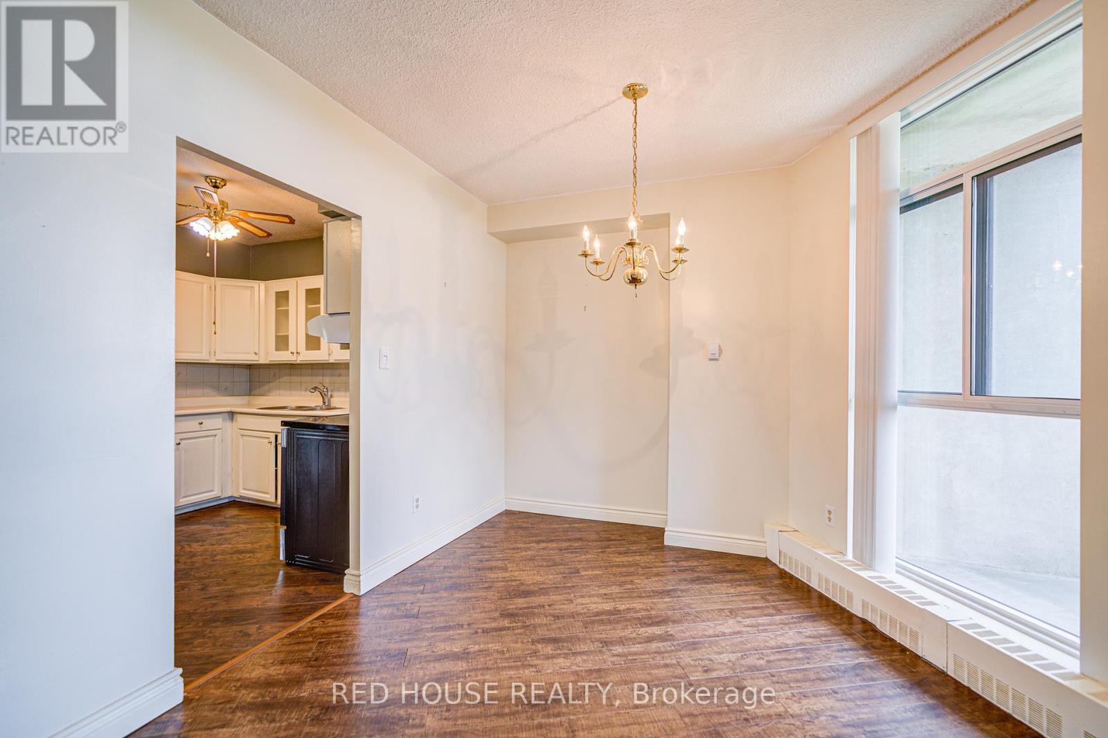 Photo 16 of 809 5250 Lakeshore Road, Burlington ON