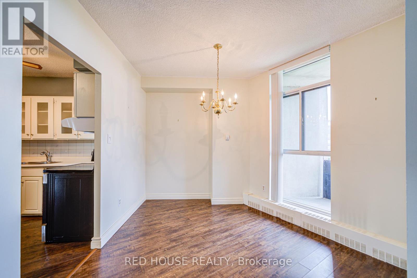 Photo 7 of 809 5250 Lakeshore Road, Burlington ON