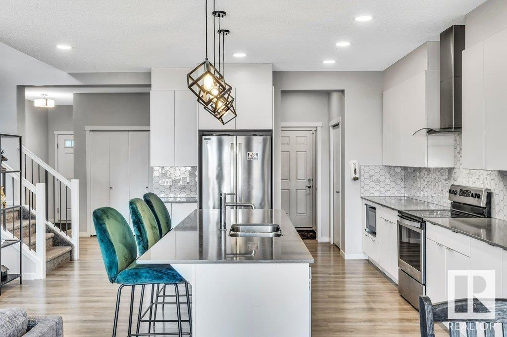 Photo 8 of 17512 47 St Nw, Edmonton AB