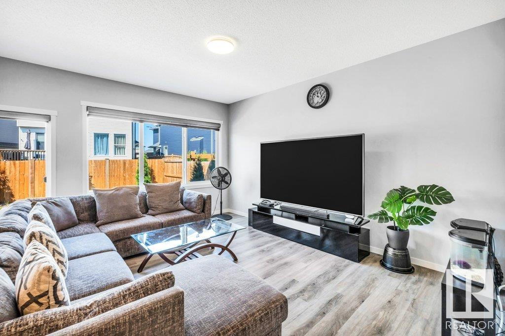 Photo 11 of 17512 47 St Nw, Edmonton AB