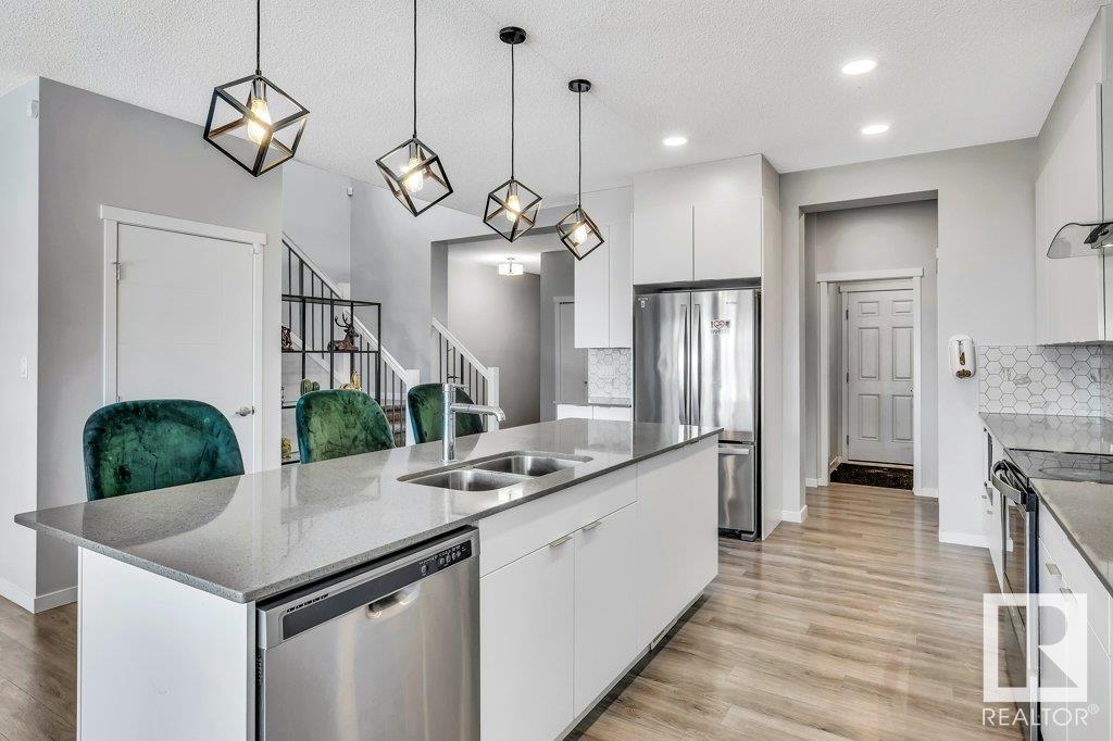 Photo 9 of 17512 47 St Nw, Edmonton AB