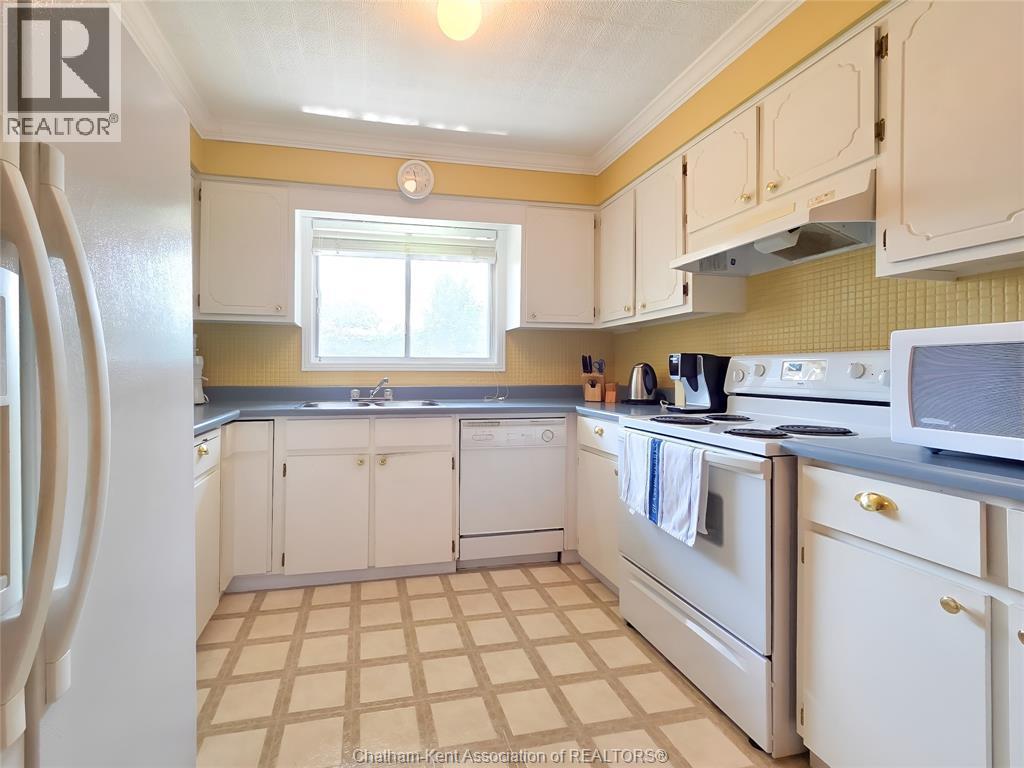 Photo 22 of 64 Parkwood Drive, Chatham ON