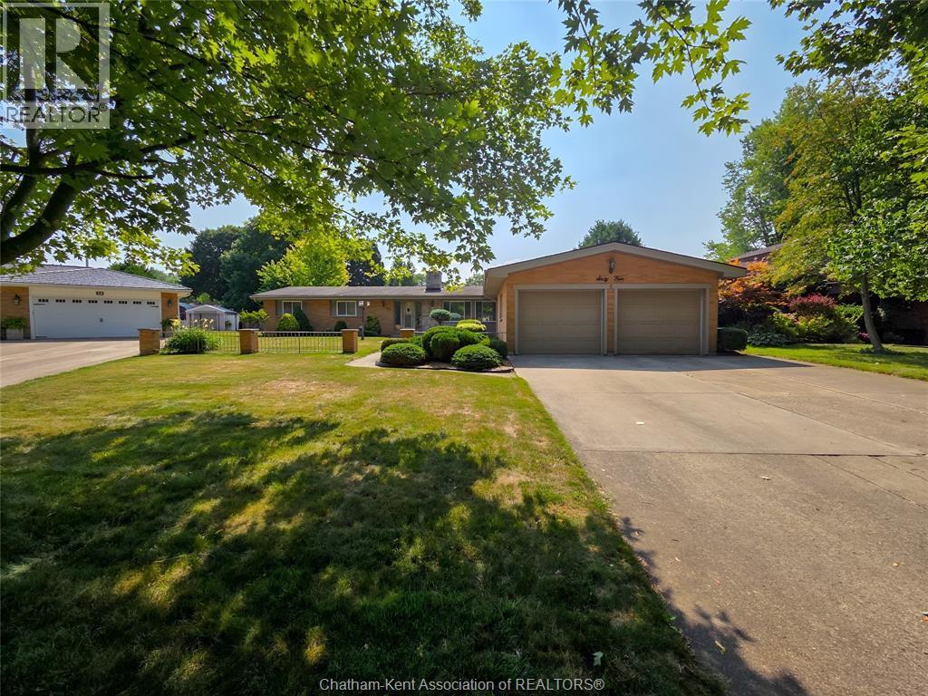 Photo 3 of 64 Parkwood Drive, Chatham ON