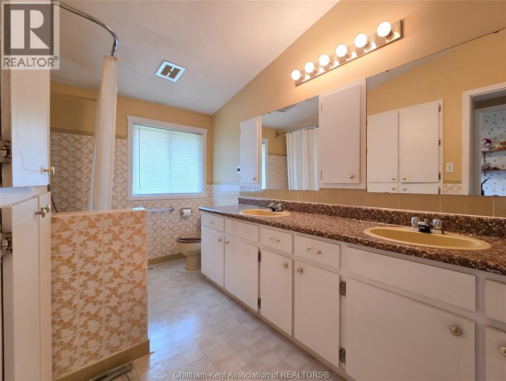 Photo 37 of 64 Parkwood Drive, Chatham ON