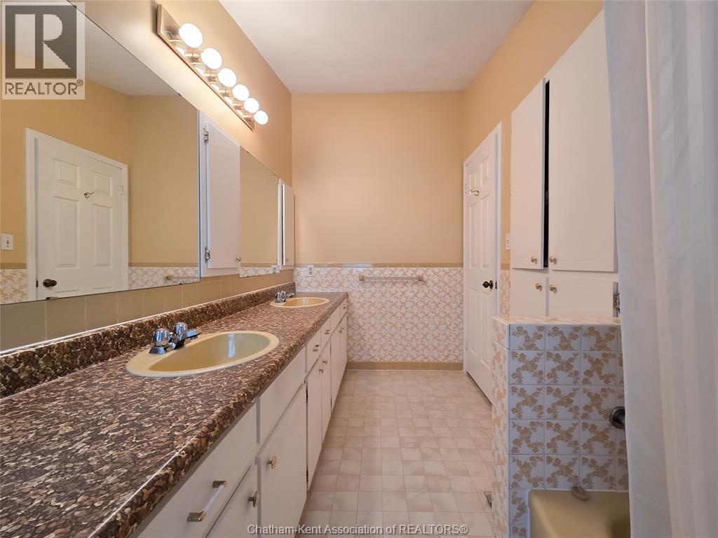 Photo 39 of 64 Parkwood Drive, Chatham ON