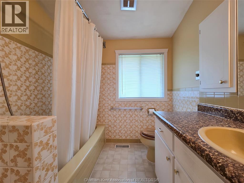 Photo 40 of 64 Parkwood Drive, Chatham ON