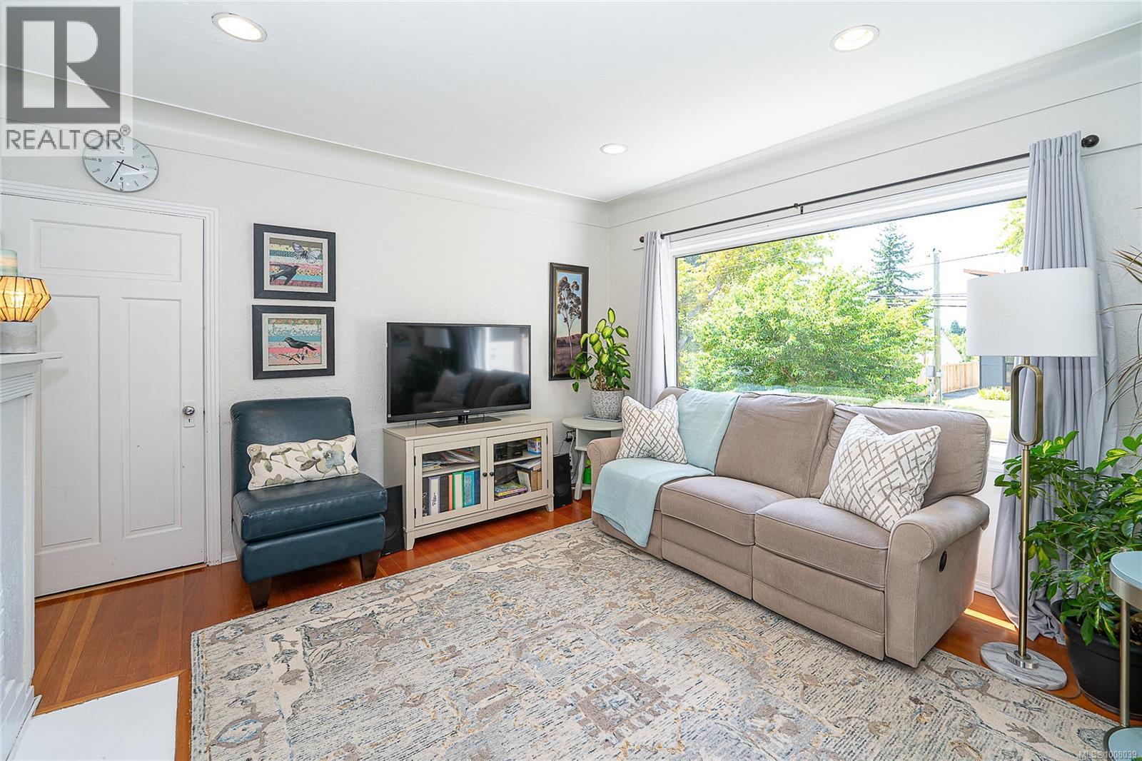 Photo 28 of 3275 Wascana St, Saanich BC