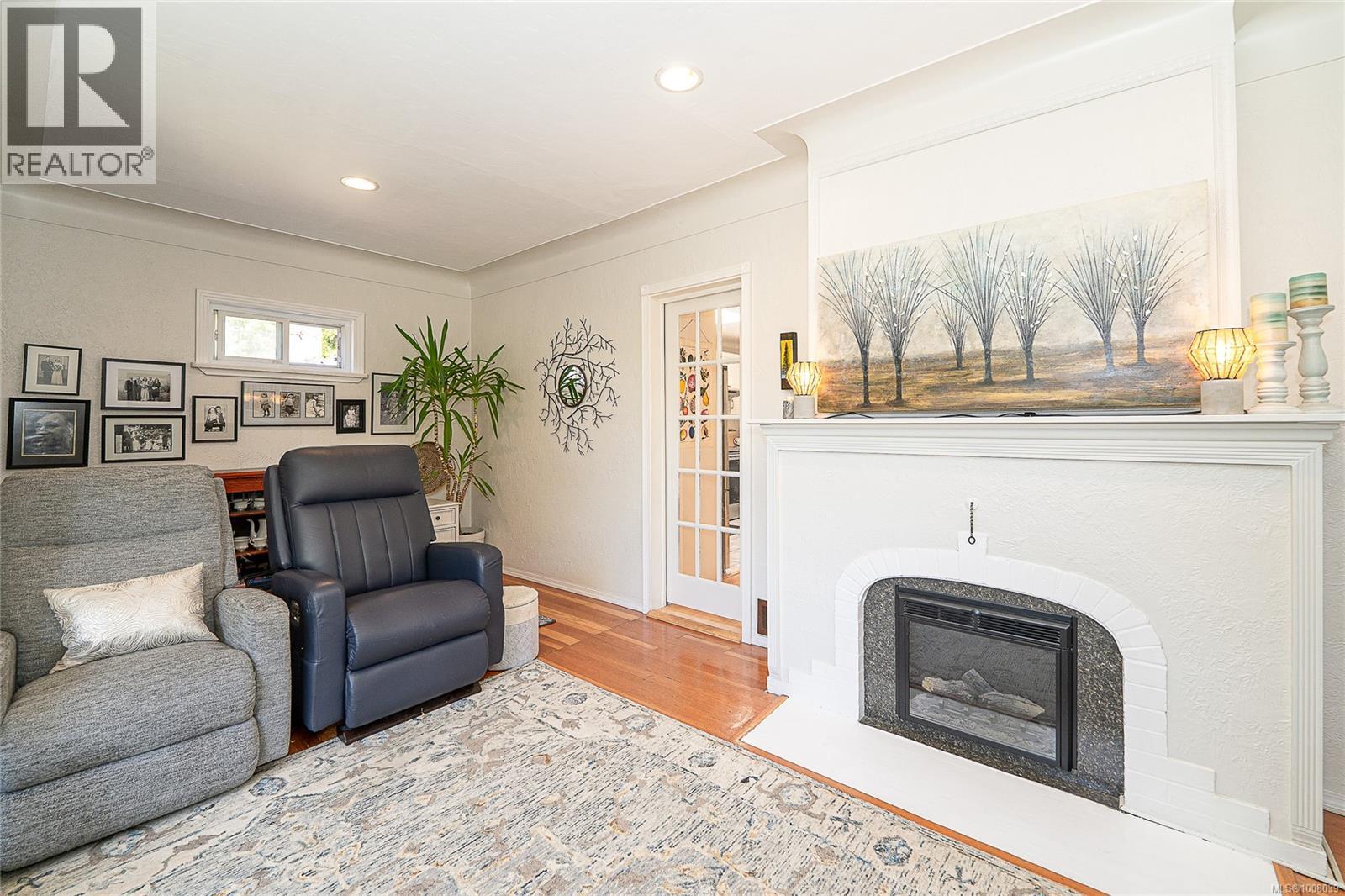 Photo 18 of 3275 Wascana St, Saanich BC