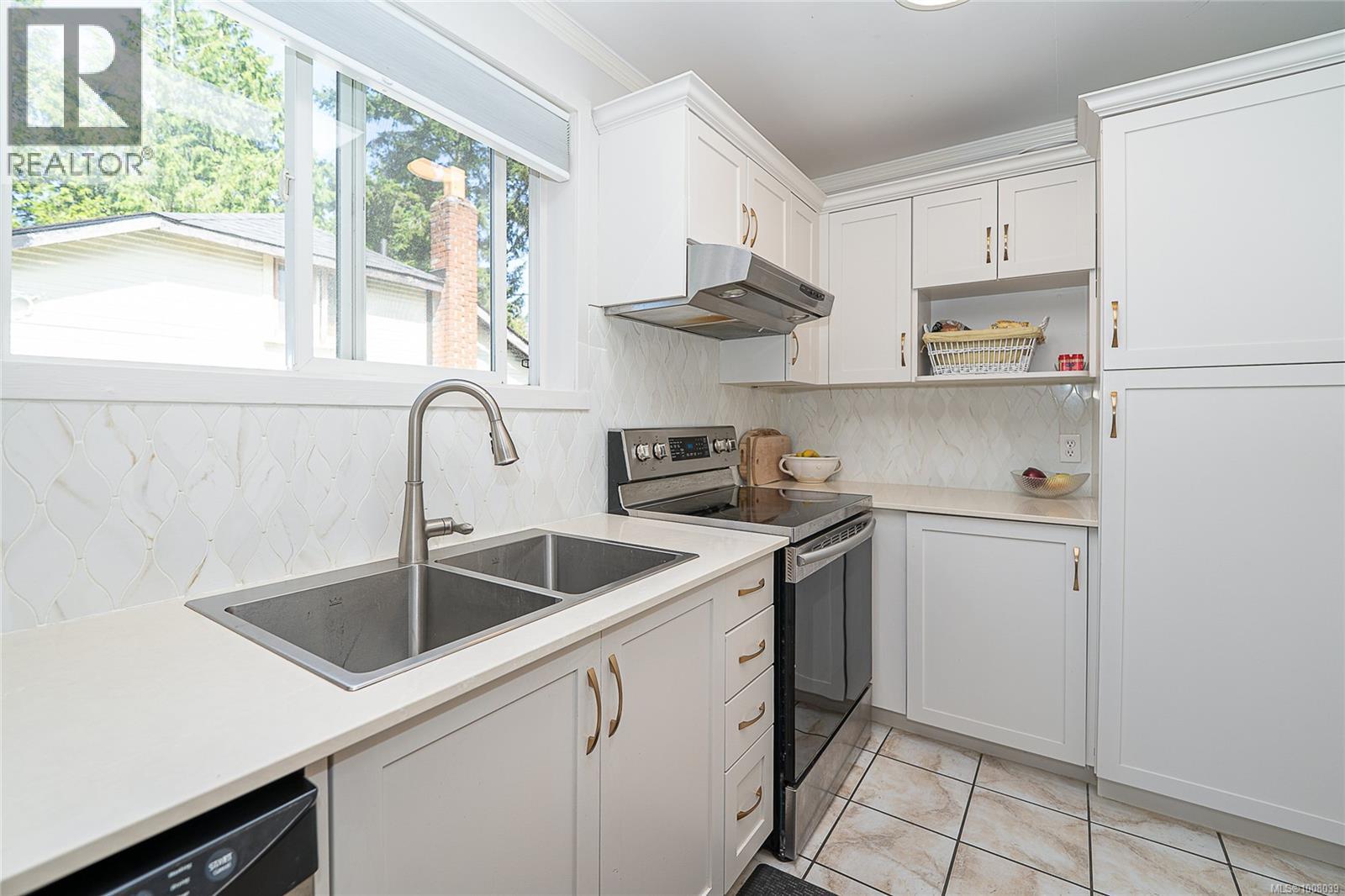 Photo 3 of 3275 Wascana St, Saanich BC