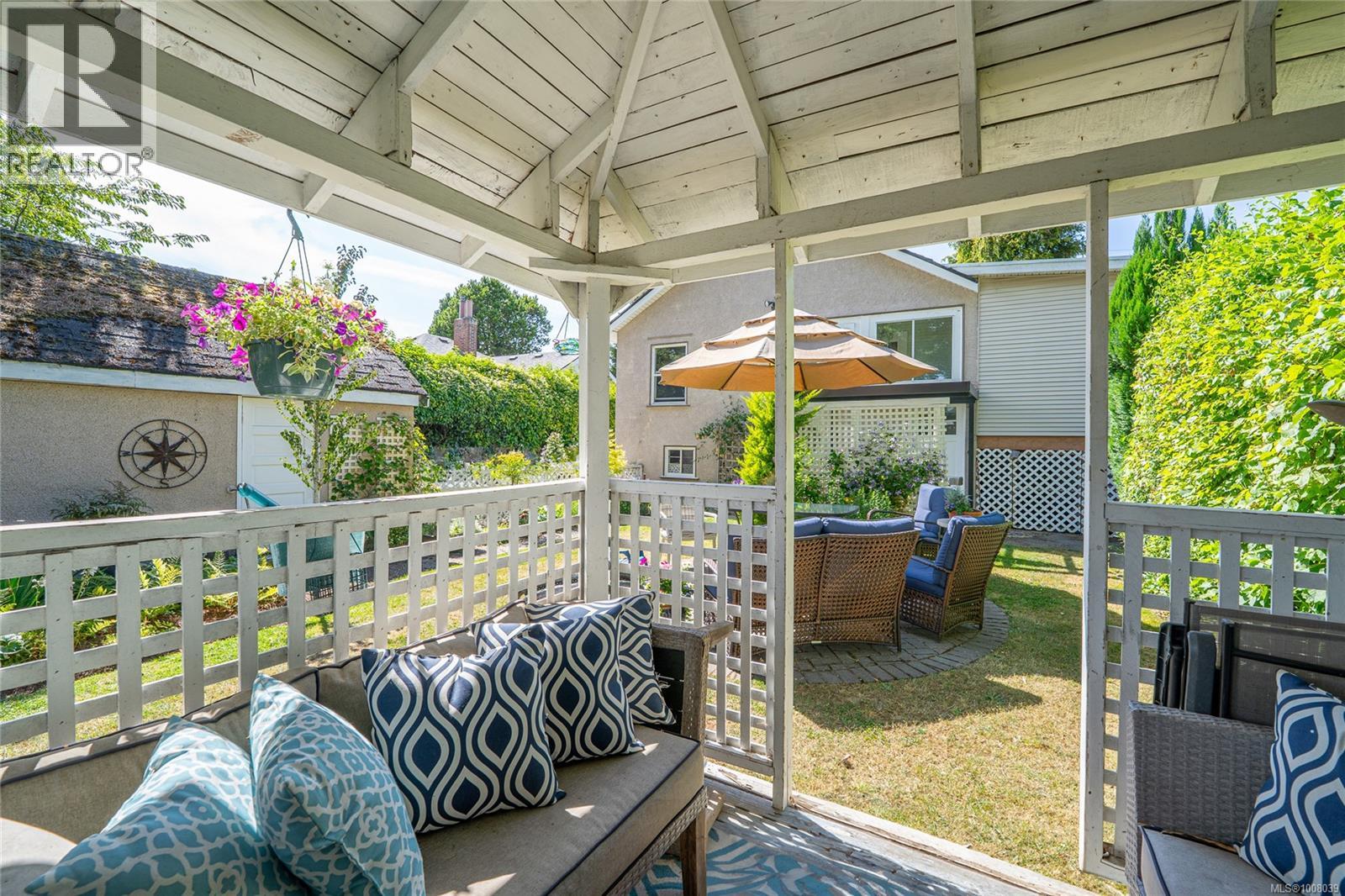 Photo 14 of 3275 Wascana St, Saanich BC