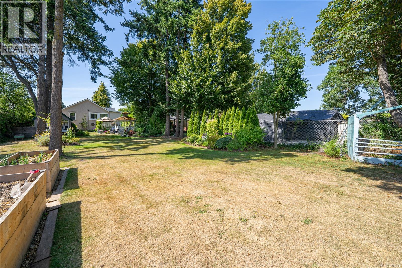 Photo 4 of 3275 Wascana St, Saanich BC
