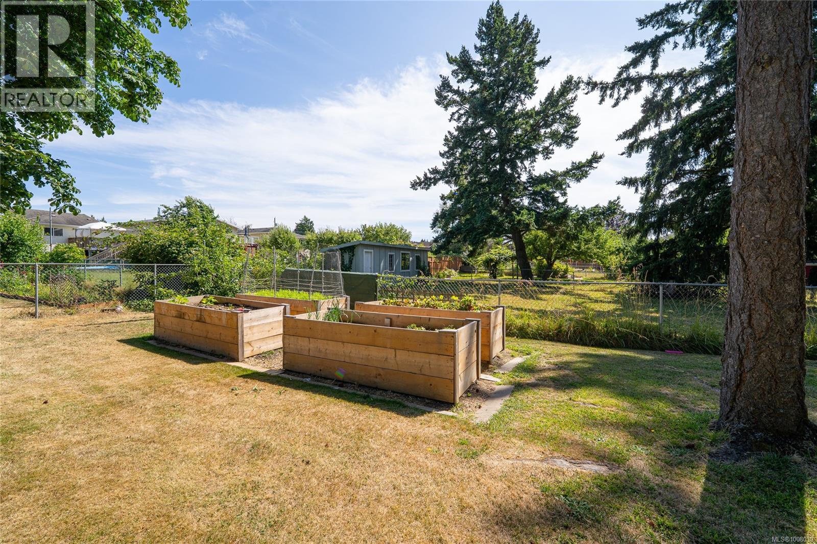 Photo 10 of 3275 Wascana St, Saanich BC