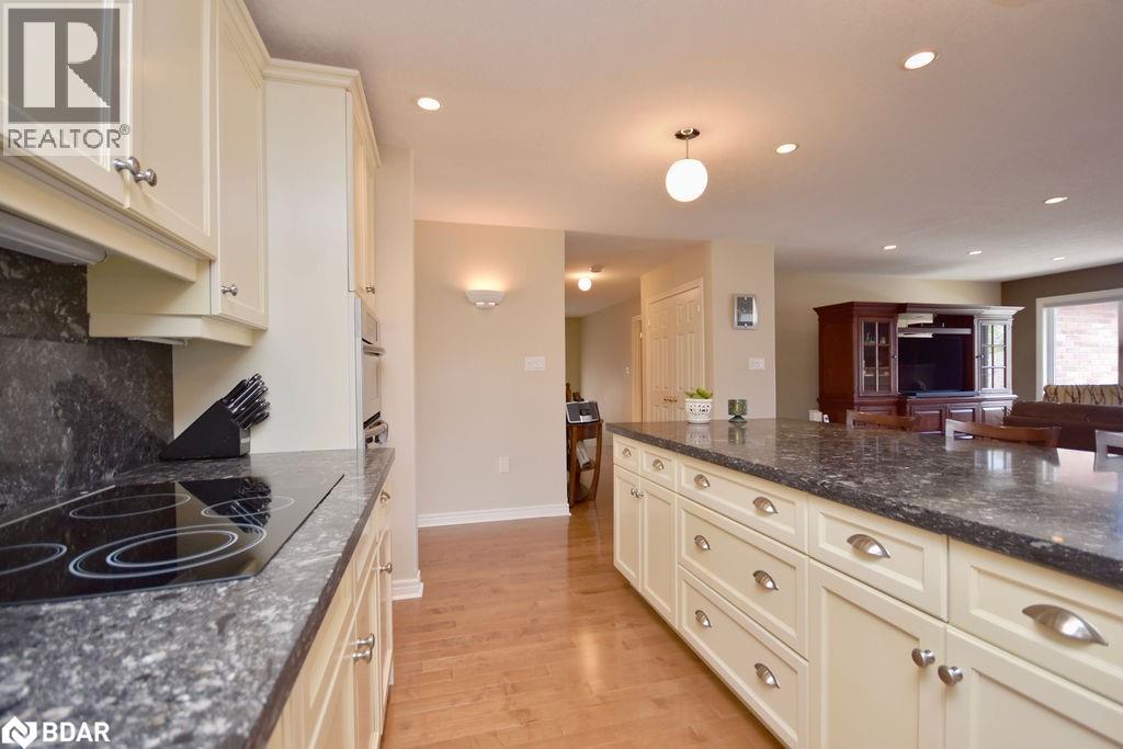 Photo 17 of 167 Crompton Drive, Barrie ON