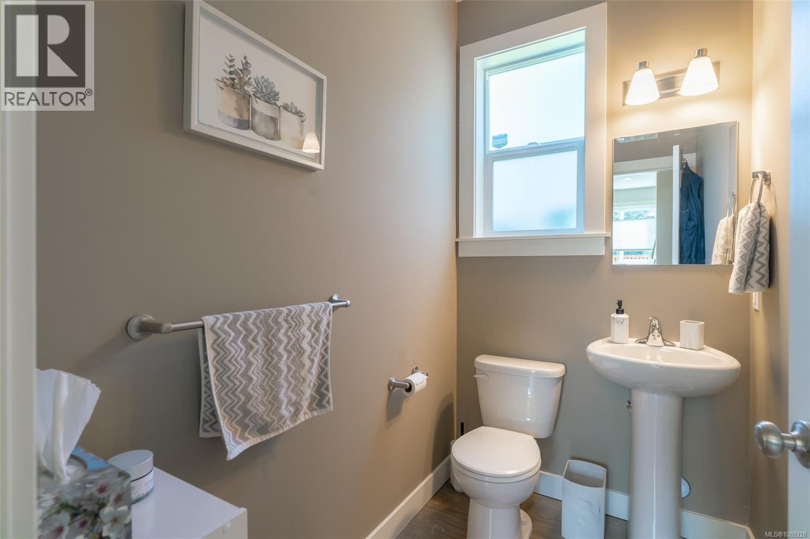Photo 4 of 4307 Jingle Pot Rd, Nanaimo BC