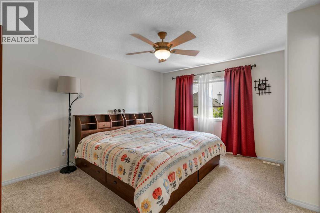 Single Family House for Sale in  Rockbluff Place NW Rocky Ridge Calgary 