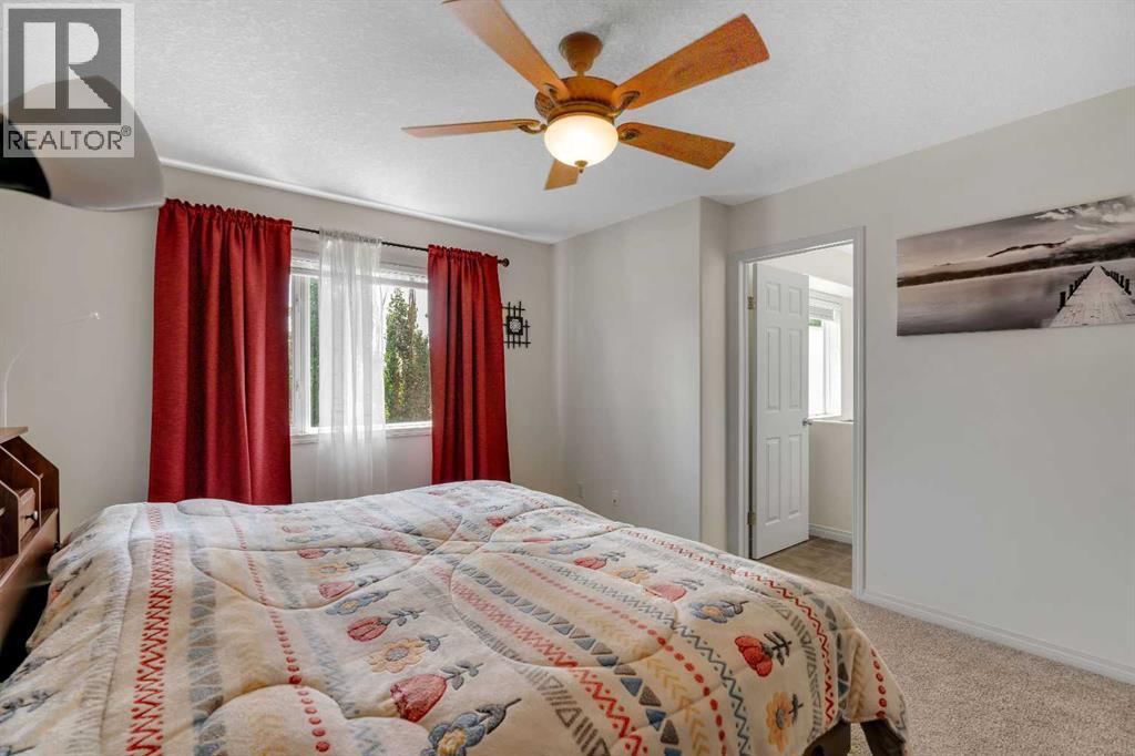 Single Family House for Sale in  Rockbluff Place NW Rocky Ridge Calgary 