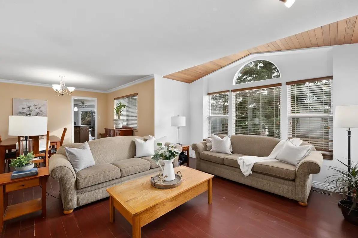 Photo 3 of 19093 Sundale Court, Surrey BC