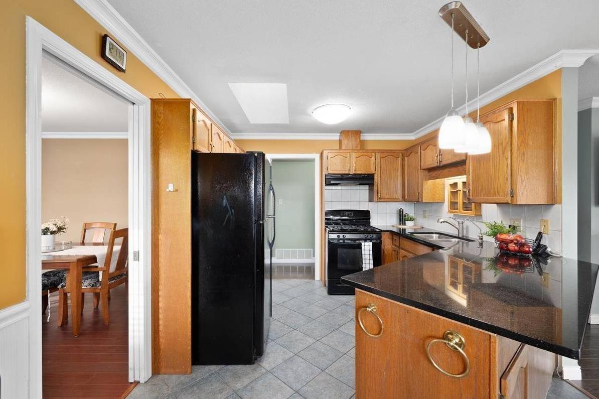 Photo 8 of 19093 Sundale Court, Surrey BC
