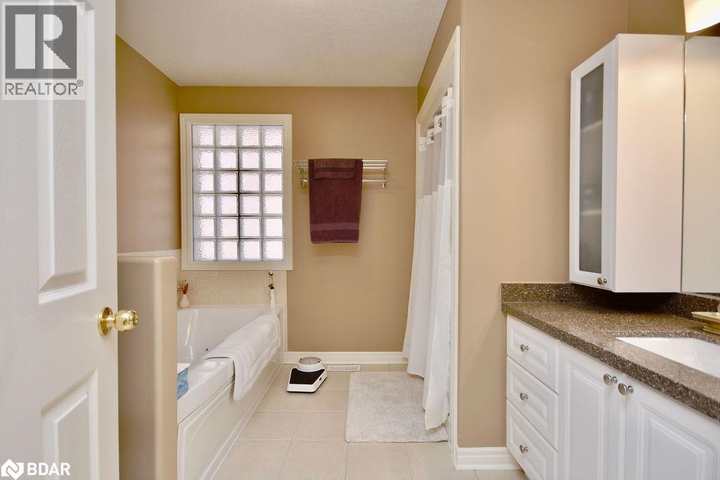 Photo 8 of 167 Crompton Drive, Barrie ON